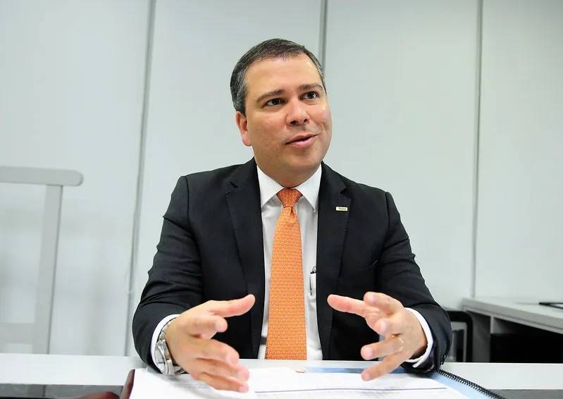 Advogado Eugênio Aragão deixa defesa de ex-presidente do BRB em meio a negociações de delação em contexto de Política Econômica