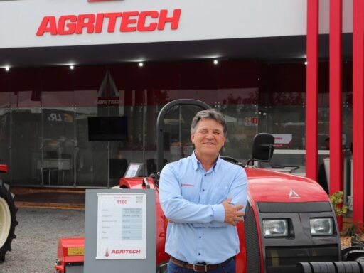 Trator da Agritech em operação no campo.