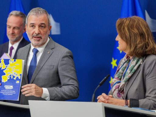 Prefeitos europeus discutem crise habitacional em Bruxelas.