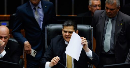 Alcolumbre exclui trechos do PL da Dosimetria por conflito com Lei Antifacção em contexto de Política Econômica