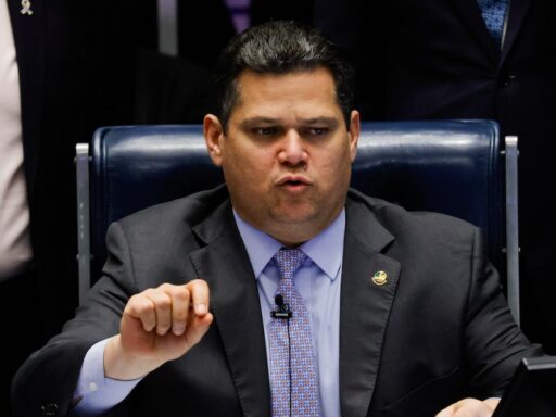 Alcolumbre prioriza CPI da Adultização e adia decisão sobre investigação do Banco Master em contexto de Política Econômica