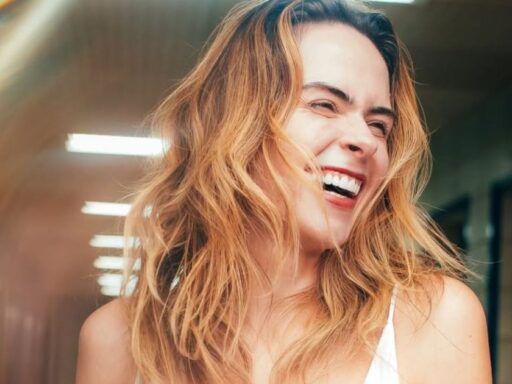 Ana Paula Renault celebrando um mês de sua vitória no BBB 26.