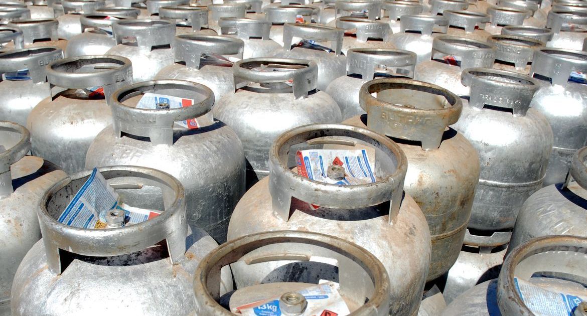 Botijão de gás de cozinha em depósito de distribuição.