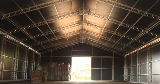 Estrutura de galpão modular utilizada em armazenagem flexível.