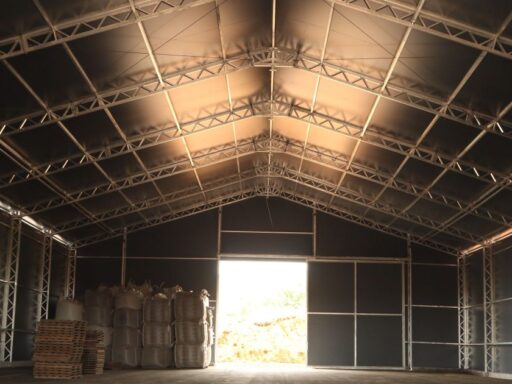 Estrutura de galpão modular utilizada em armazenagem flexível.