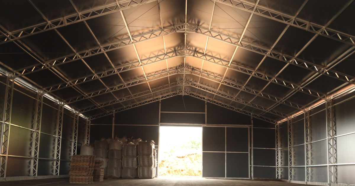 Estrutura de galpão modular utilizada em armazenagem flexível.