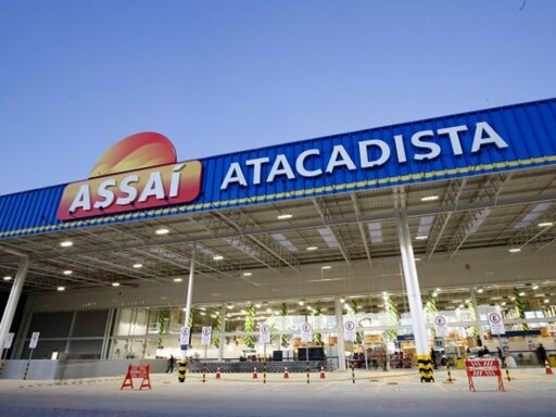 Fachada de uma unidade da rede de atacarejo Assaí.