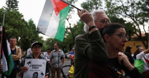 Ativistas brasileiros retornam ao país após missão humanitária em Gaza.