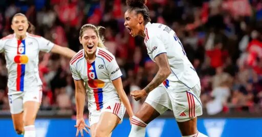 Jogadoras de Barcelona e Lyon em campo durante final da Champions League Feminina.