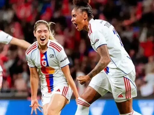 Jogadoras de Barcelona e Lyon em campo durante final da Champions League Feminina.
