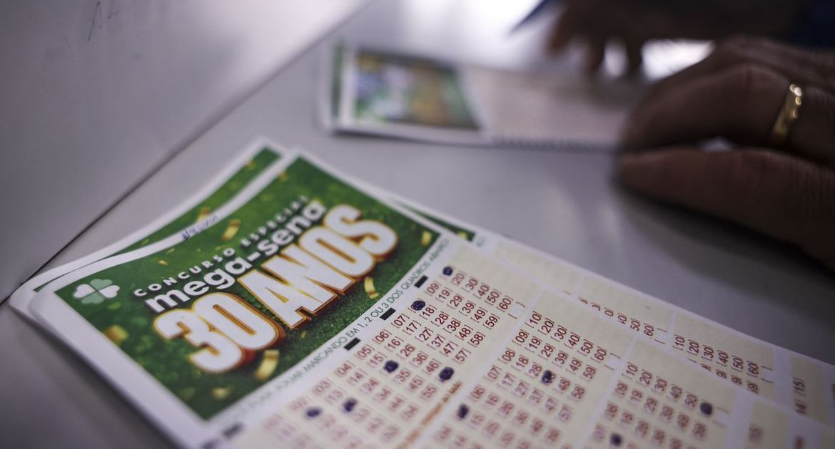Bilhete da Mega-Sena com números sorteados.
