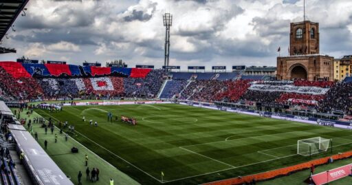 Jogadores de Bologna e Inter de Milão em partida do Campeonato Italiano.