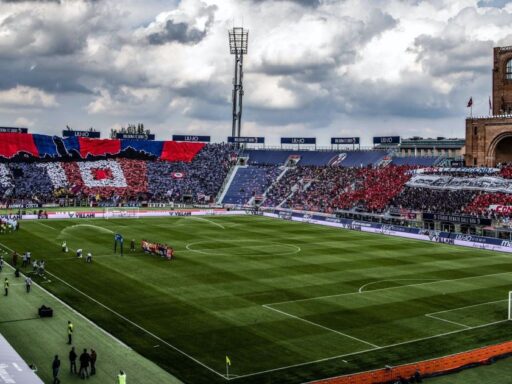 Jogadores de Bologna e Inter de Milão em partida do Campeonato Italiano.