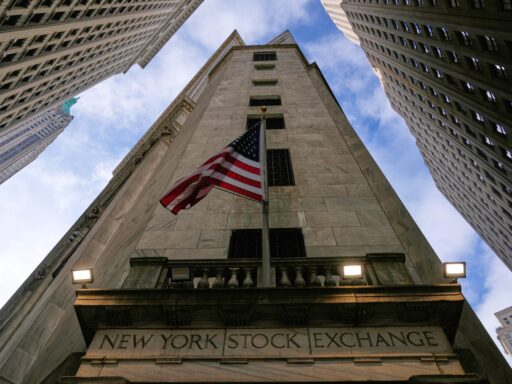 Bolsas de Nova York recuam sob pressão de juros e tensões no Oriente Médio em contexto de Finanças do Brasil