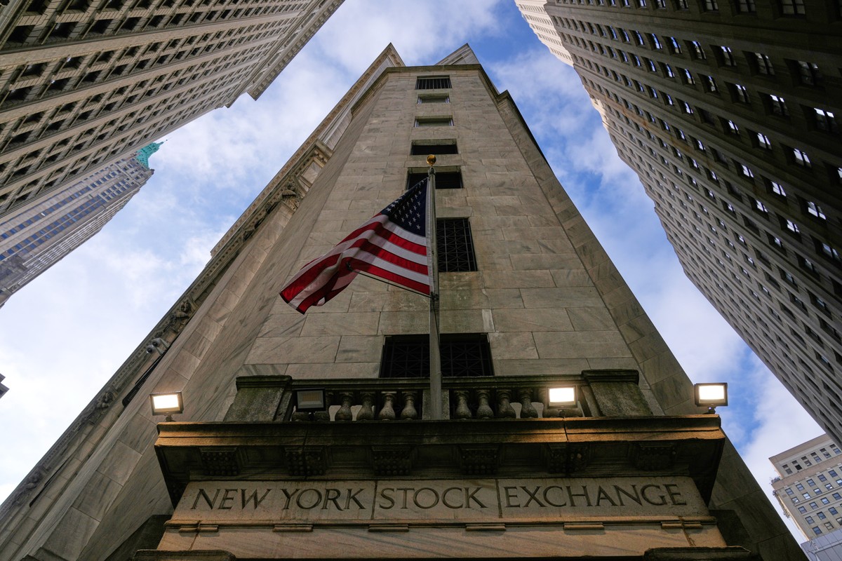 Bolsas de Nova York recuam sob pressão de juros e tensões no Oriente Médio em contexto de Finanças do Brasil