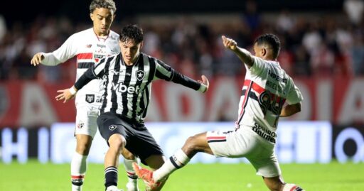 Jogadores de São Paulo e Botafogo em disputa de bola no Morumbis.