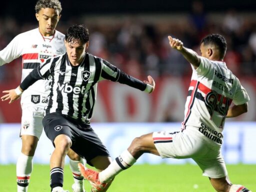 Jogadores de São Paulo e Botafogo em disputa de bola no Morumbis.