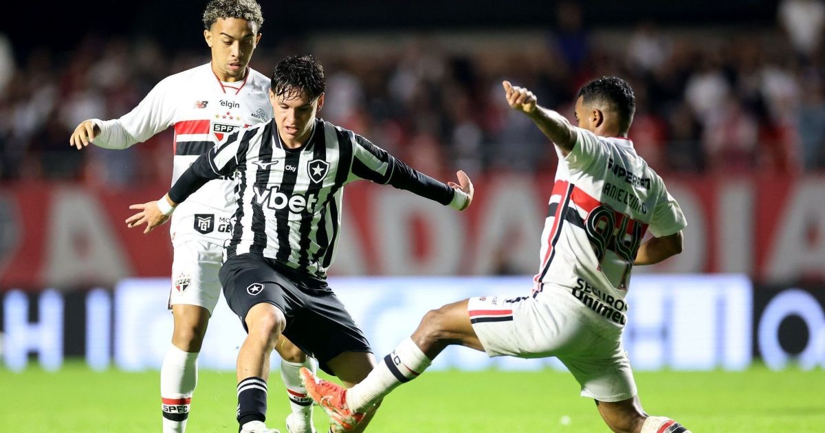 Jogadores de São Paulo e Botafogo em disputa de bola no Morumbis.