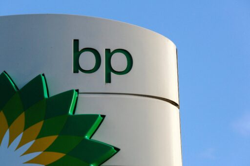 Logotipo da empresa de energia BP em posto de gasolina.