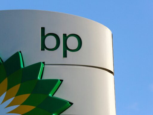 Logotipo da empresa de energia BP em posto de gasolina.