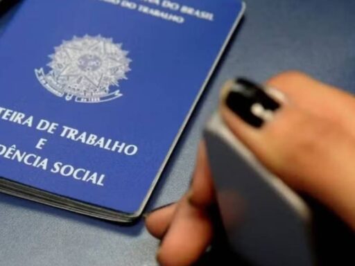 Carteira de Trabalho sobre mesa representando o mercado de emprego formal.