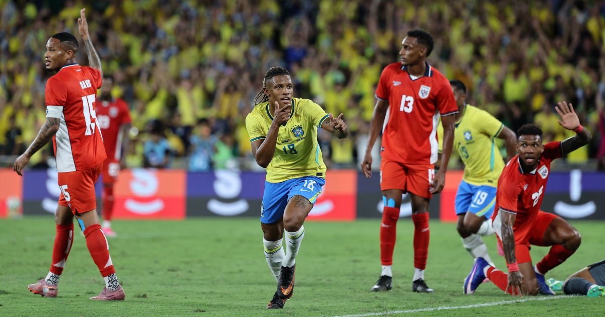 Danilo comemora gol marcado pela Seleção Brasileira contra o Panamá.
