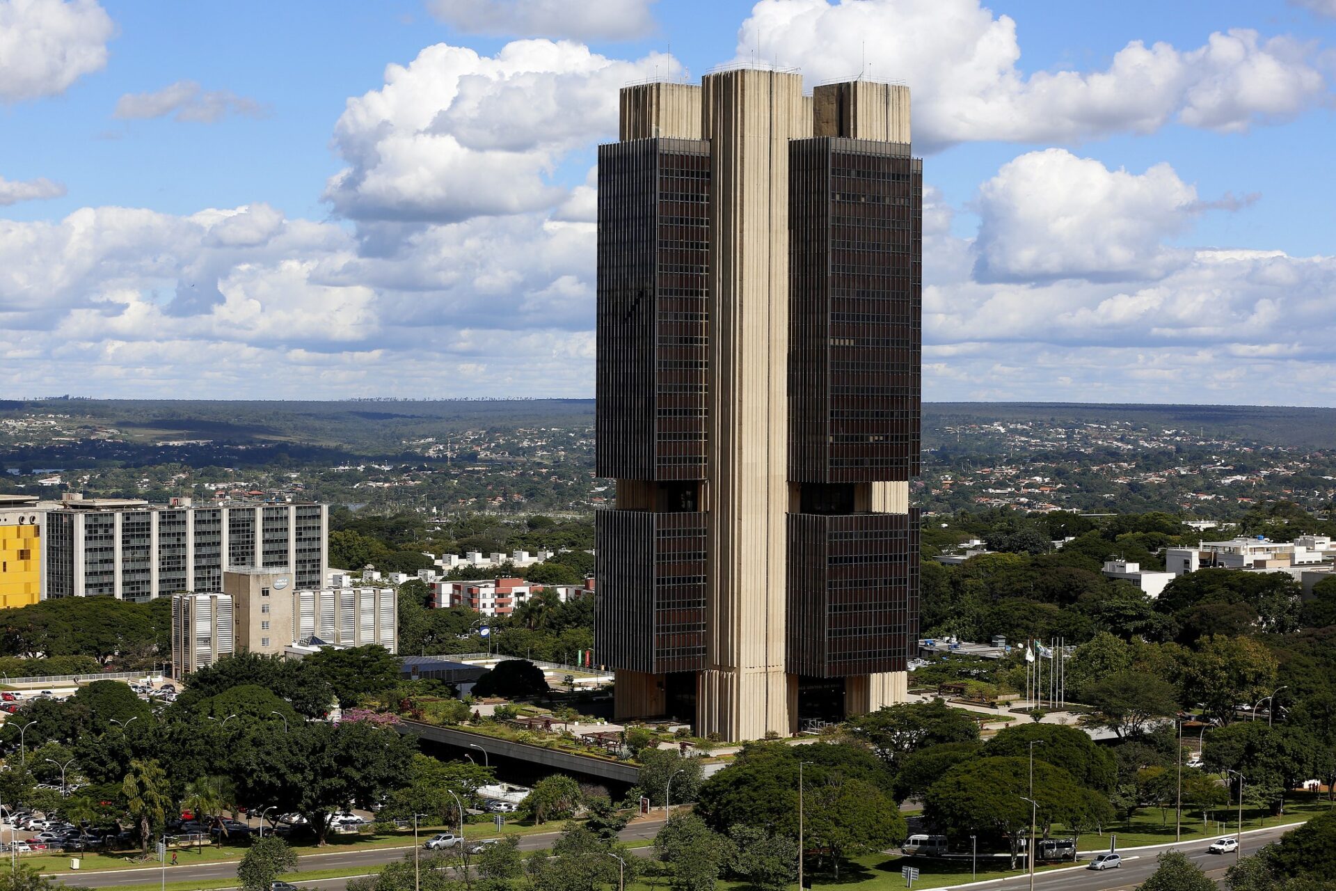 Brasil mantém 2ª posição no ranking global de juros reais após novo corte na Selic em contexto de Finanças do Brasil