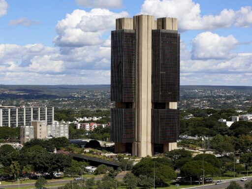 Brasil mantém 2ª posição no ranking global de juros reais após novo corte na Selic em contexto de Finanças do Brasil