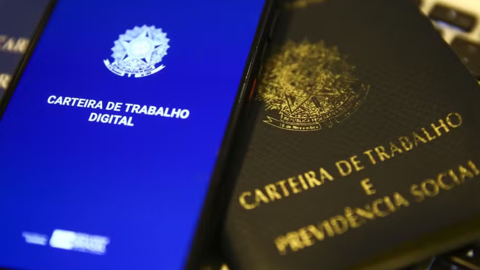 Interface da Carteira de Trabalho Digital em smartphone.