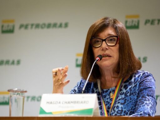 Logotipos da Braskem e Petrobras em destaque no mercado financeiro.