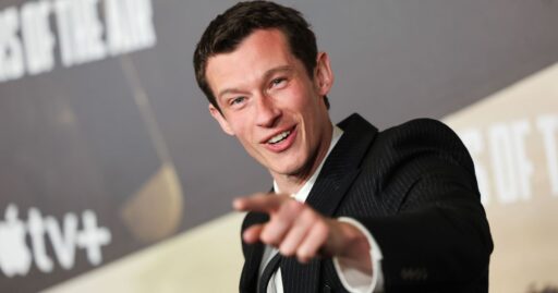 Callum Turner em cena da série Mestres do Ar.