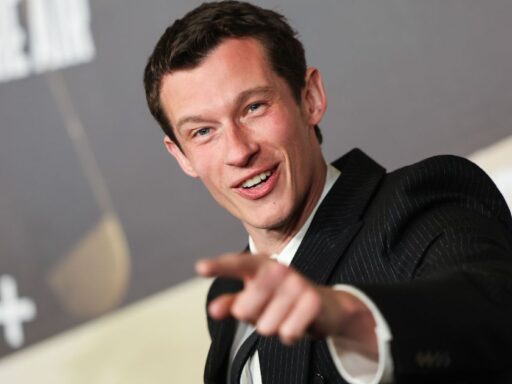 Callum Turner em cena da série Mestres do Ar.