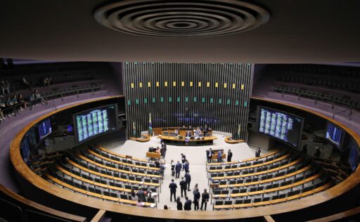 Câmara aprova PEC que estabelece piso constitucional de 1% para assistência social em contexto de Política Econômica
