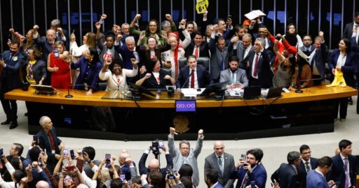 Câmara aprova PEC que reduz jornada de trabalho e abre caminho para o fim da escala 6x1 em contexto de Política Econômica