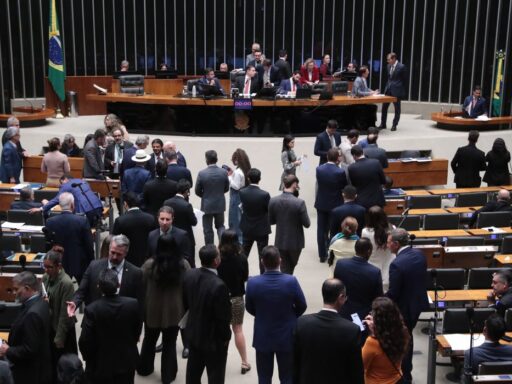 Plenário da Câmara dos Deputados durante votação de projetos de lei.