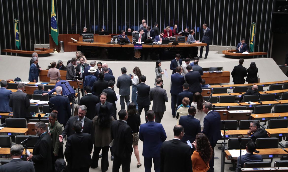 Plenário da Câmara dos Deputados durante votação de projetos de lei.