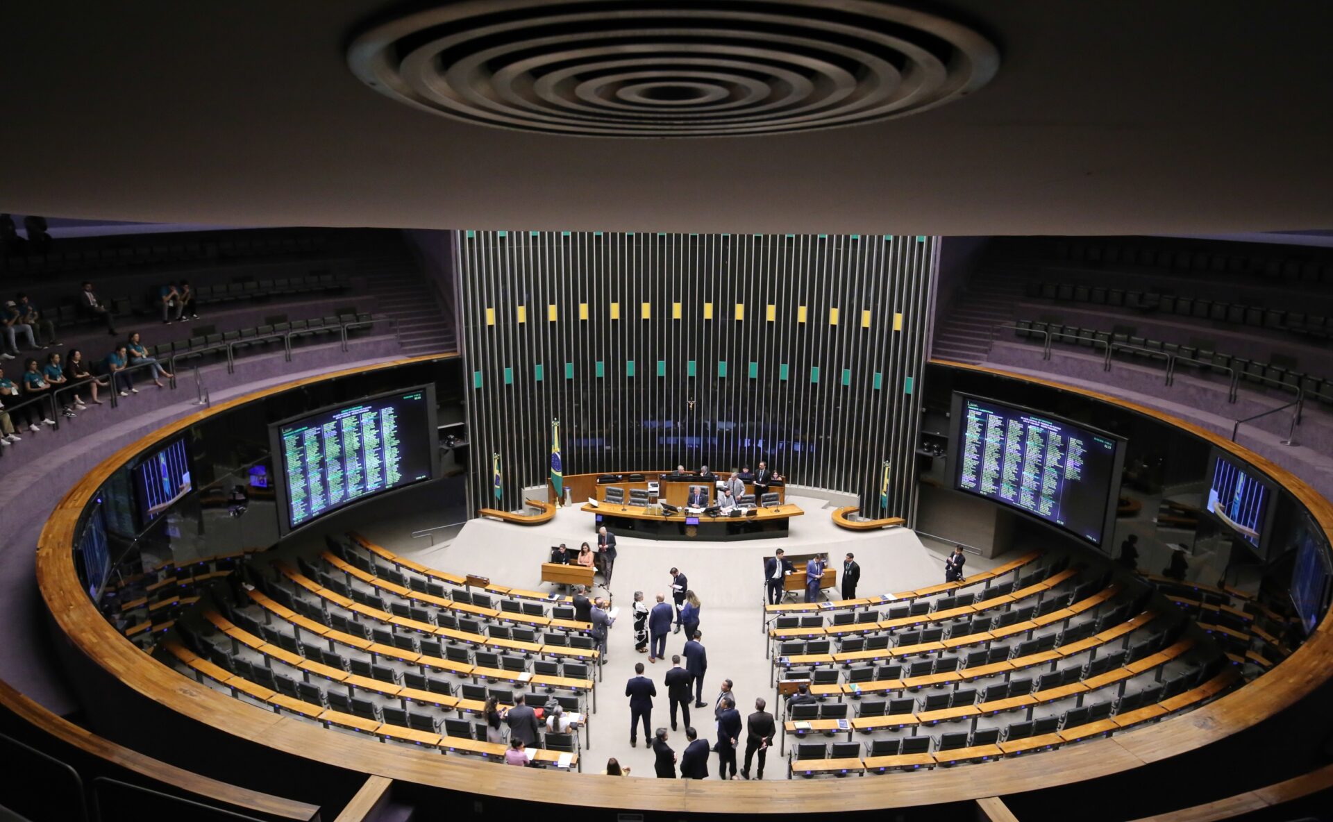 Plenário da Câmara dos Deputados durante votação de projeto.