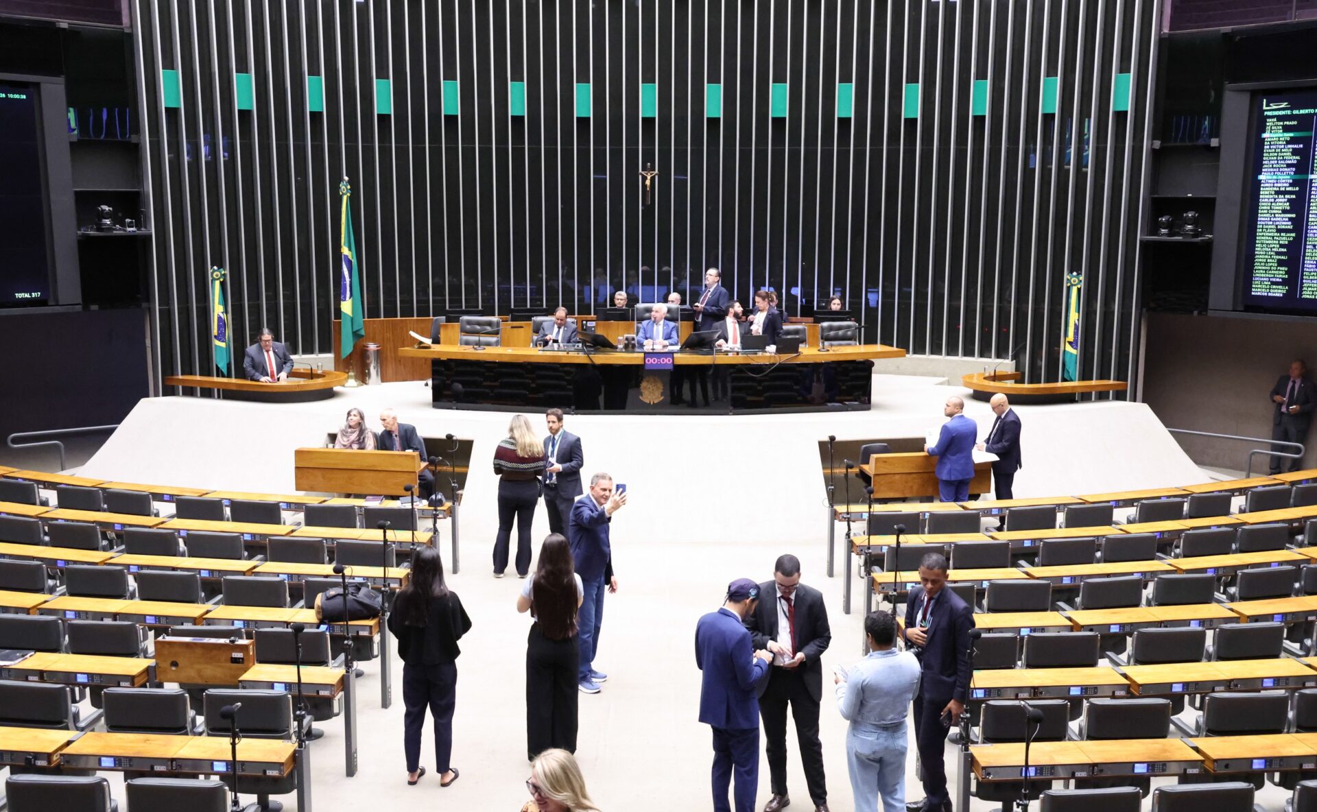 Câmara dos Deputados aprova em 1º turno PEC que amplia imunidade tributária de igrejas em contexto de Política Econômica