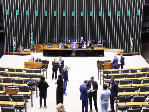 Câmara dos Deputados aprova em 1º turno PEC que amplia imunidade tributária de igrejas em contexto de Política Econômica