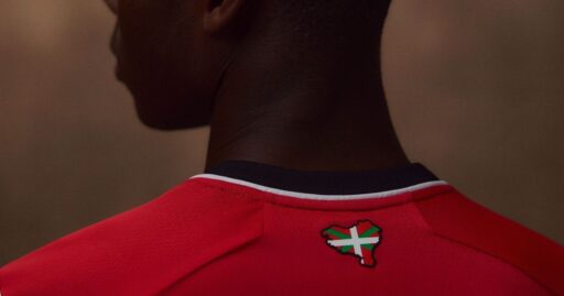 Detalhe de uniforme de futebol que gerou polêmica política.