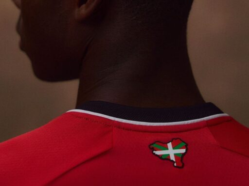 Detalhe de uniforme de futebol que gerou polêmica política.
