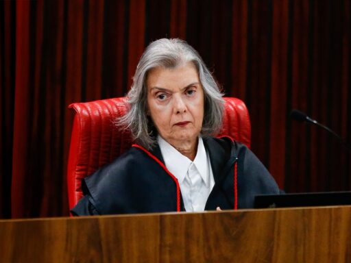 Ministra Cármen Lúcia durante sessão no Tribunal Superior Eleitoral.