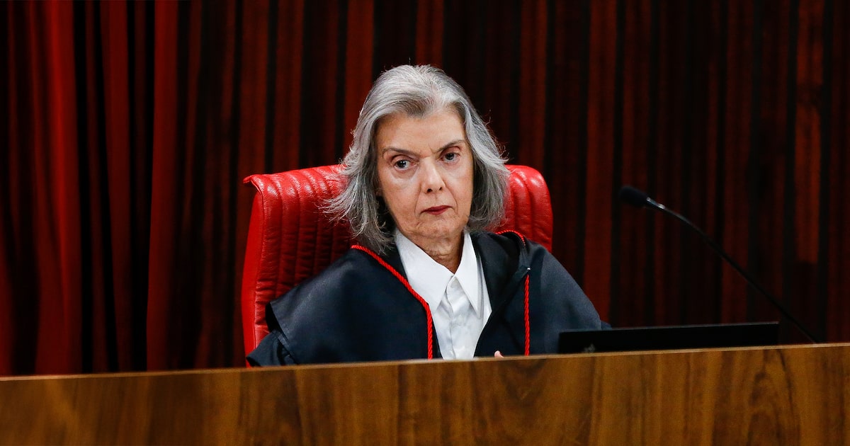 Ministra Cármen Lúcia durante sessão no Tribunal Superior Eleitoral.