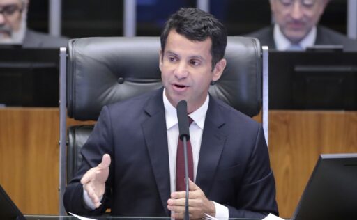 Centrão tenta frear PL em disputa sobre escala de trabalho na Câmara em contexto de Política Econômica