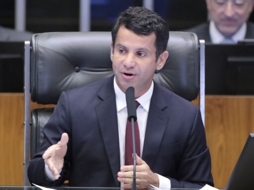 Centrão tenta frear PL em disputa sobre escala de trabalho na Câmara em contexto de Política Econômica