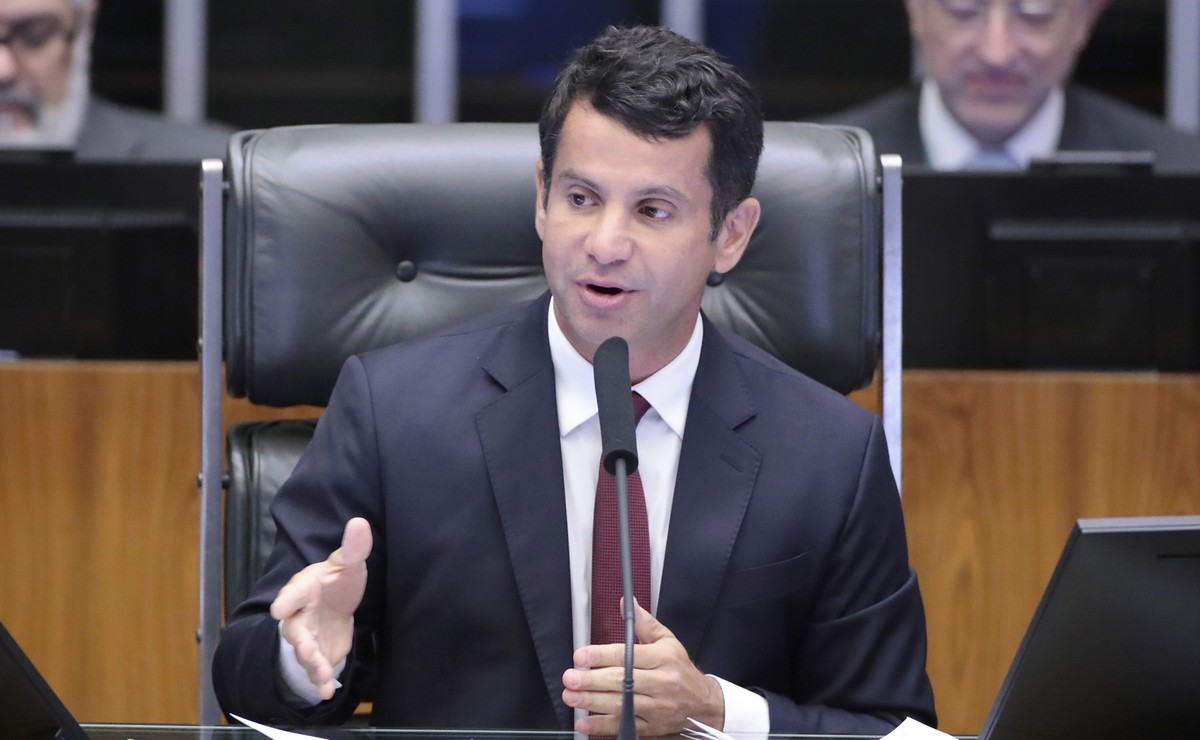 Centrão tenta frear PL em disputa sobre escala de trabalho na Câmara em contexto de Política Econômica