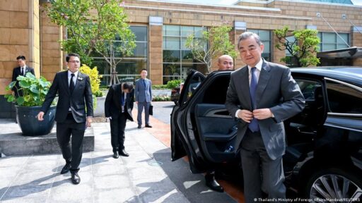 Ministro Wang Yi em visita diplomática ao Sudeste Asiático.