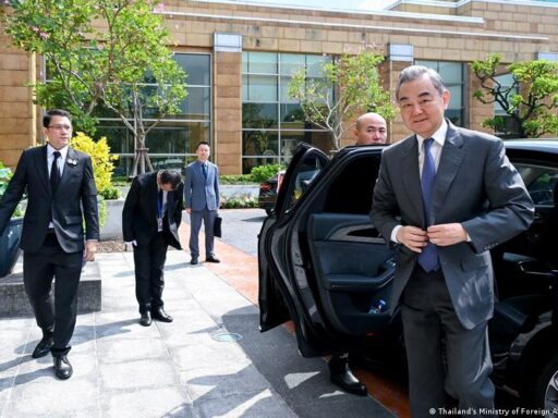 Ministro Wang Yi em visita diplomática ao Sudeste Asiático.