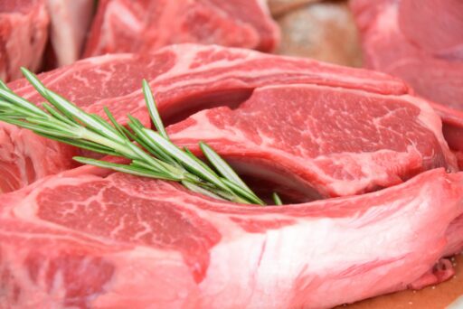 Carne bovina em processamento industrial.