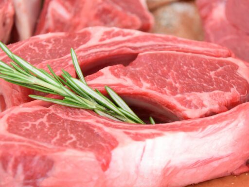 Carne bovina em processamento industrial.
